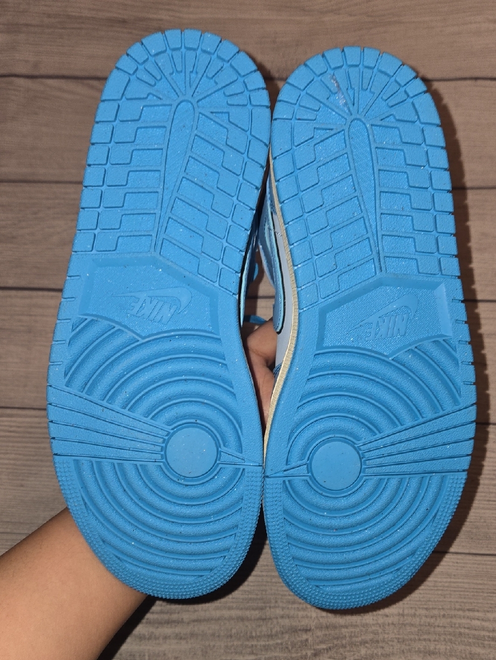 Air Jordan Women's 1 Mid SE Sneakers Ice Blue Size 8.5 - Picture 7 of 8